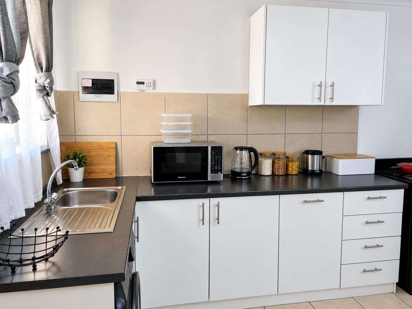 769192_Bright_Modern_Kitchen_with_Organised_Countertops.png
