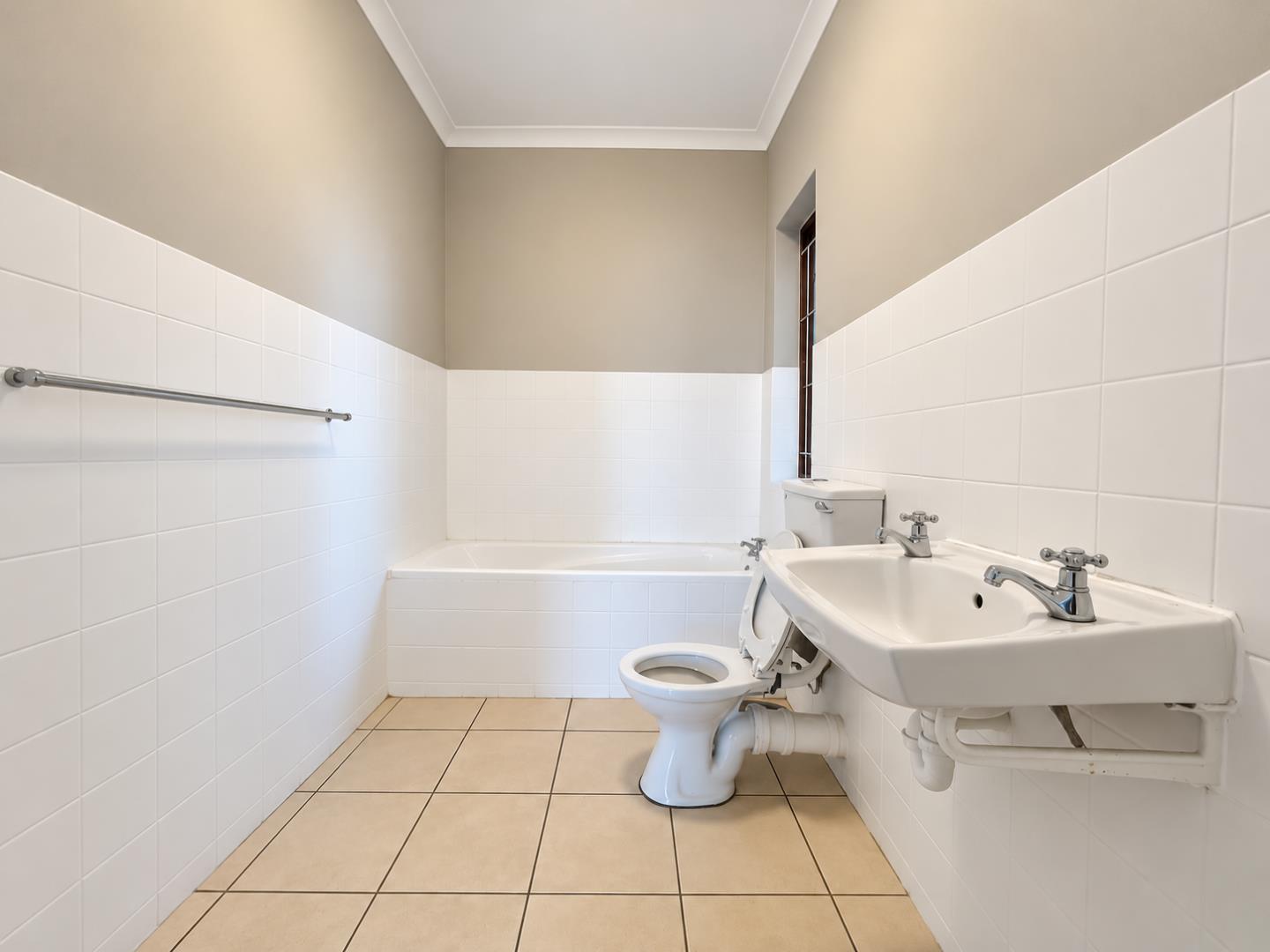 769655_Bright_Modern_Beige-and-White_Bathroom.png
