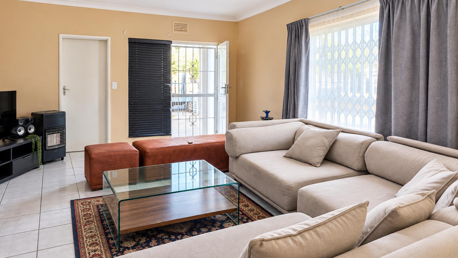 769695_Bright_Neutral_Living_Room_Retreat.png