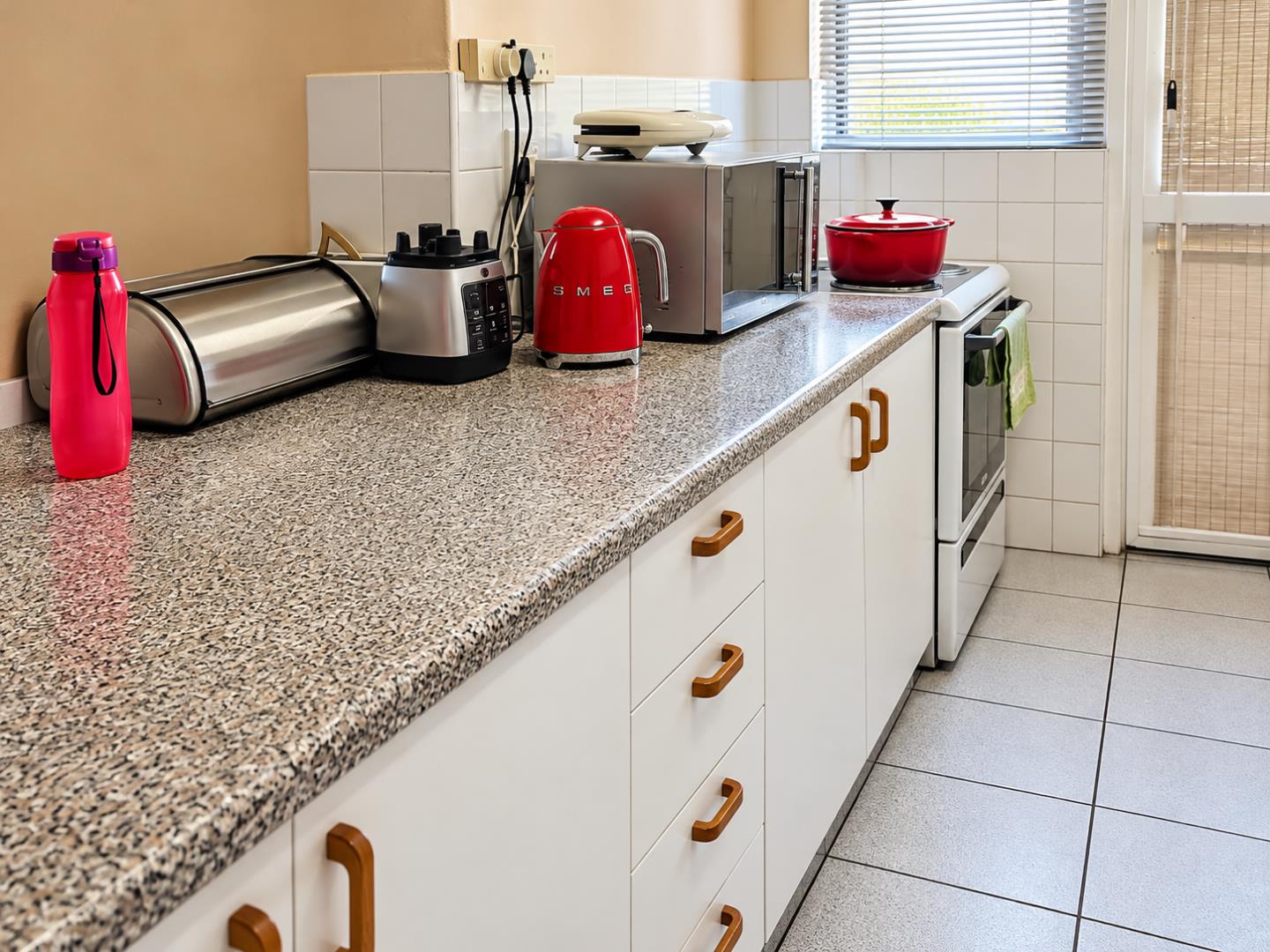 769695_Bright_Retro-Modern_Galley_Kitchen.png