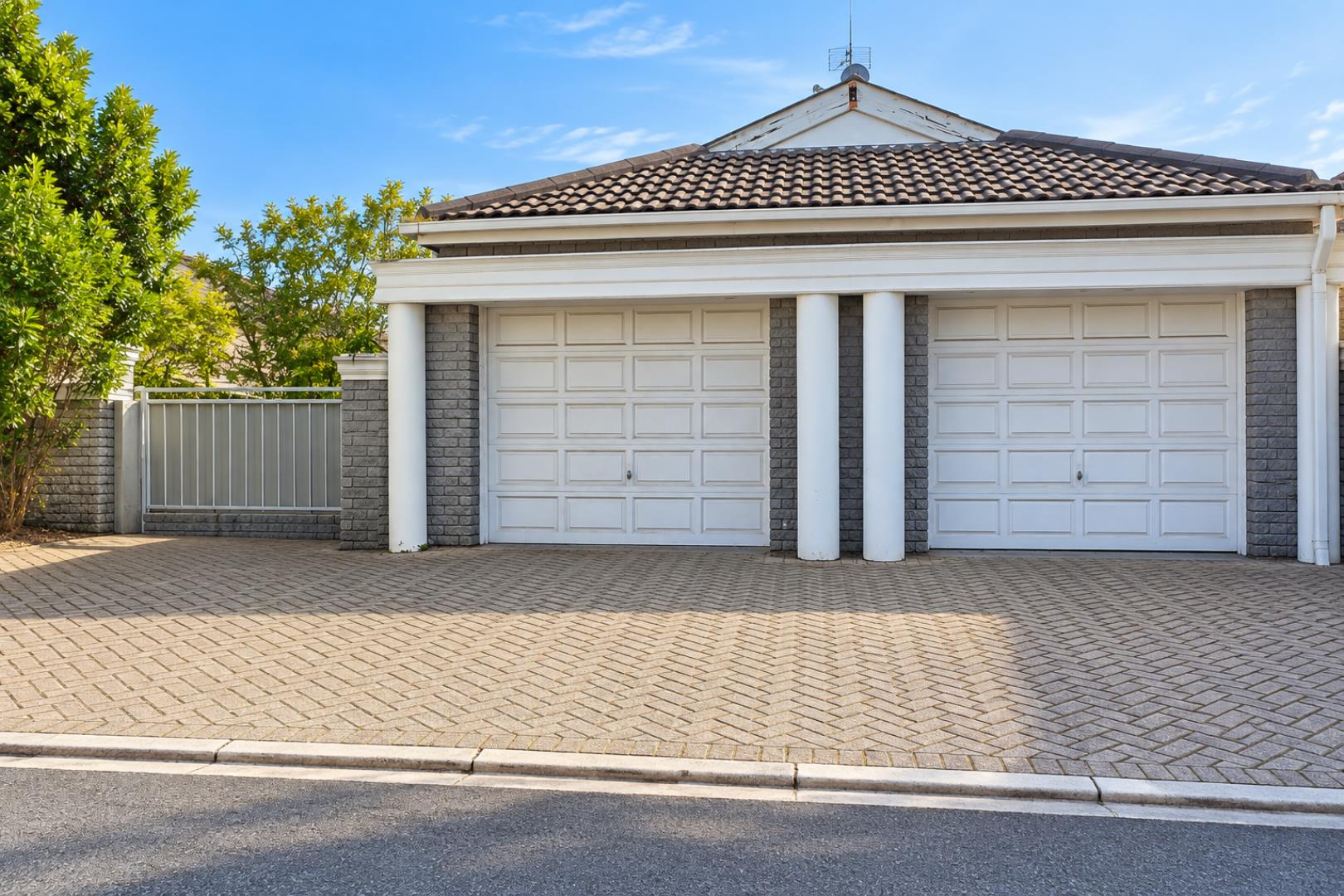 769695_Neat_Suburban_Double_Garage_Facade.png