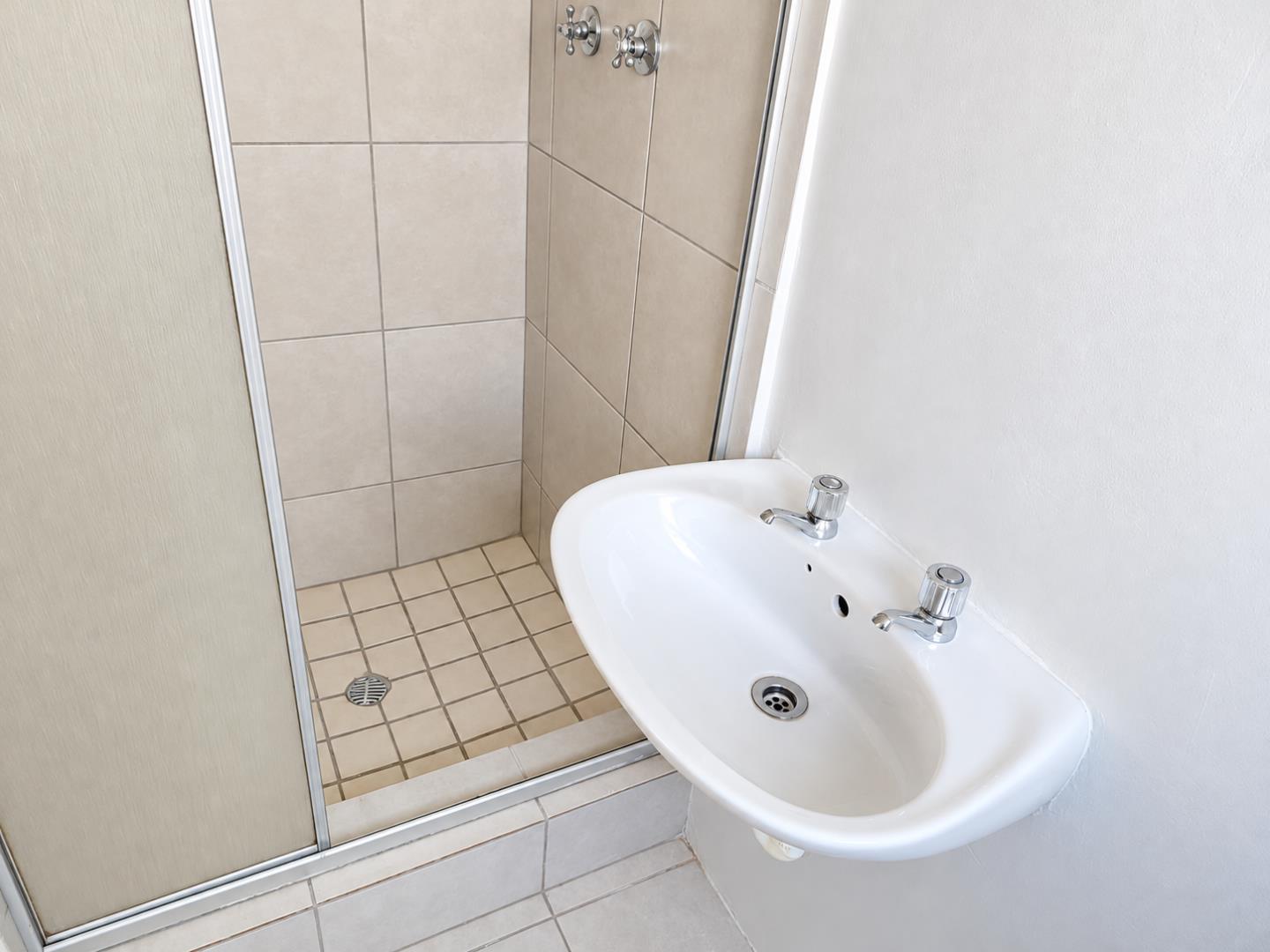 769788_Minimalist_Beige_Tile_Bathroom.png