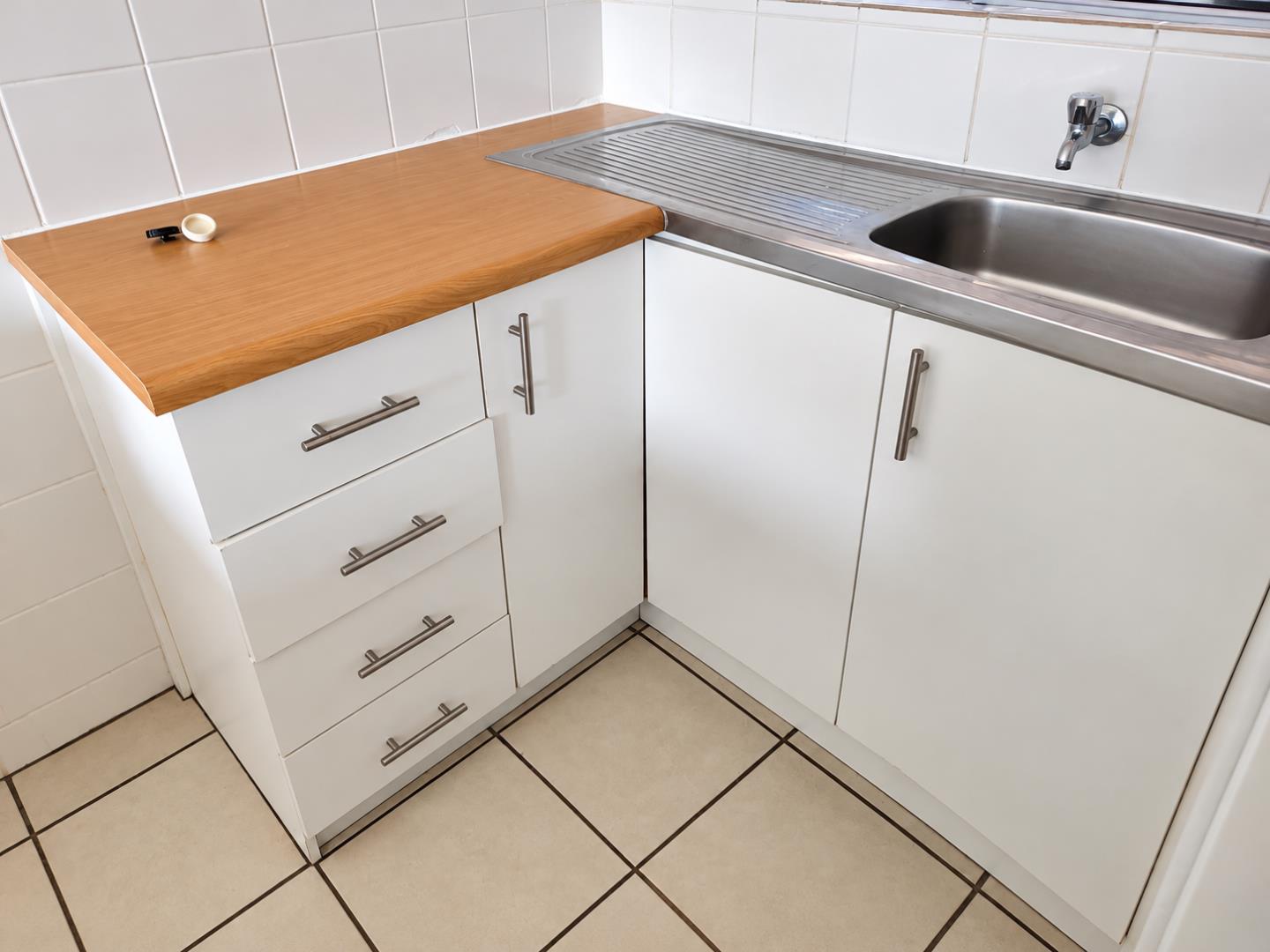 769798_Bright_Minimalist_Corner_Kitchen_Sink.png
