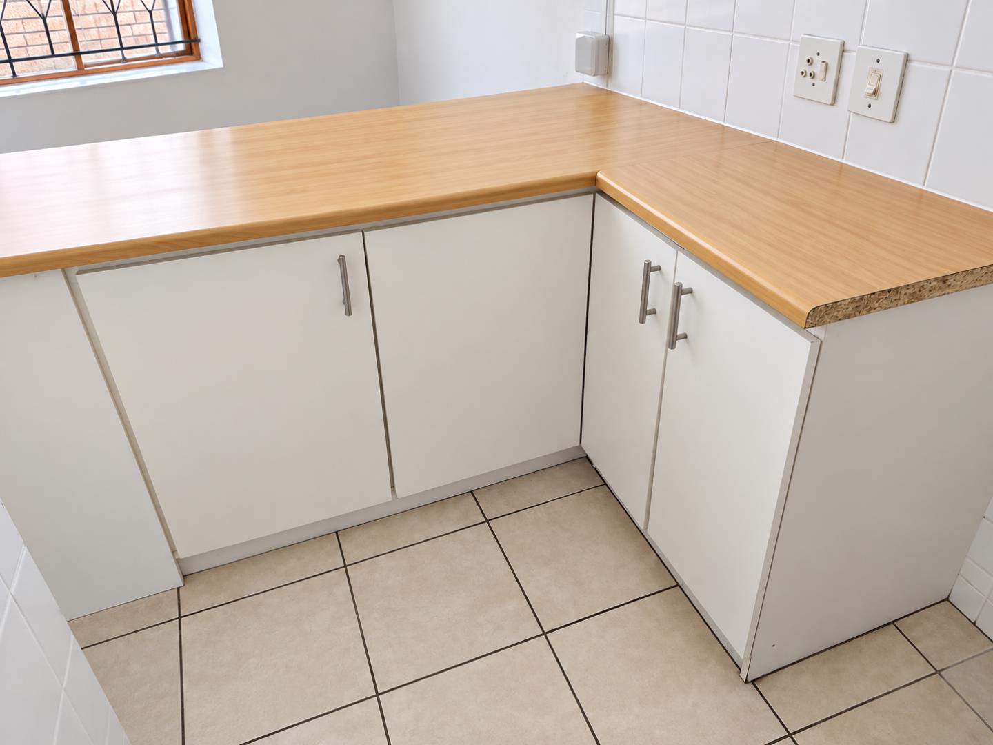 769803_Minimal_L-Shaped_Kitchen_Corner.png