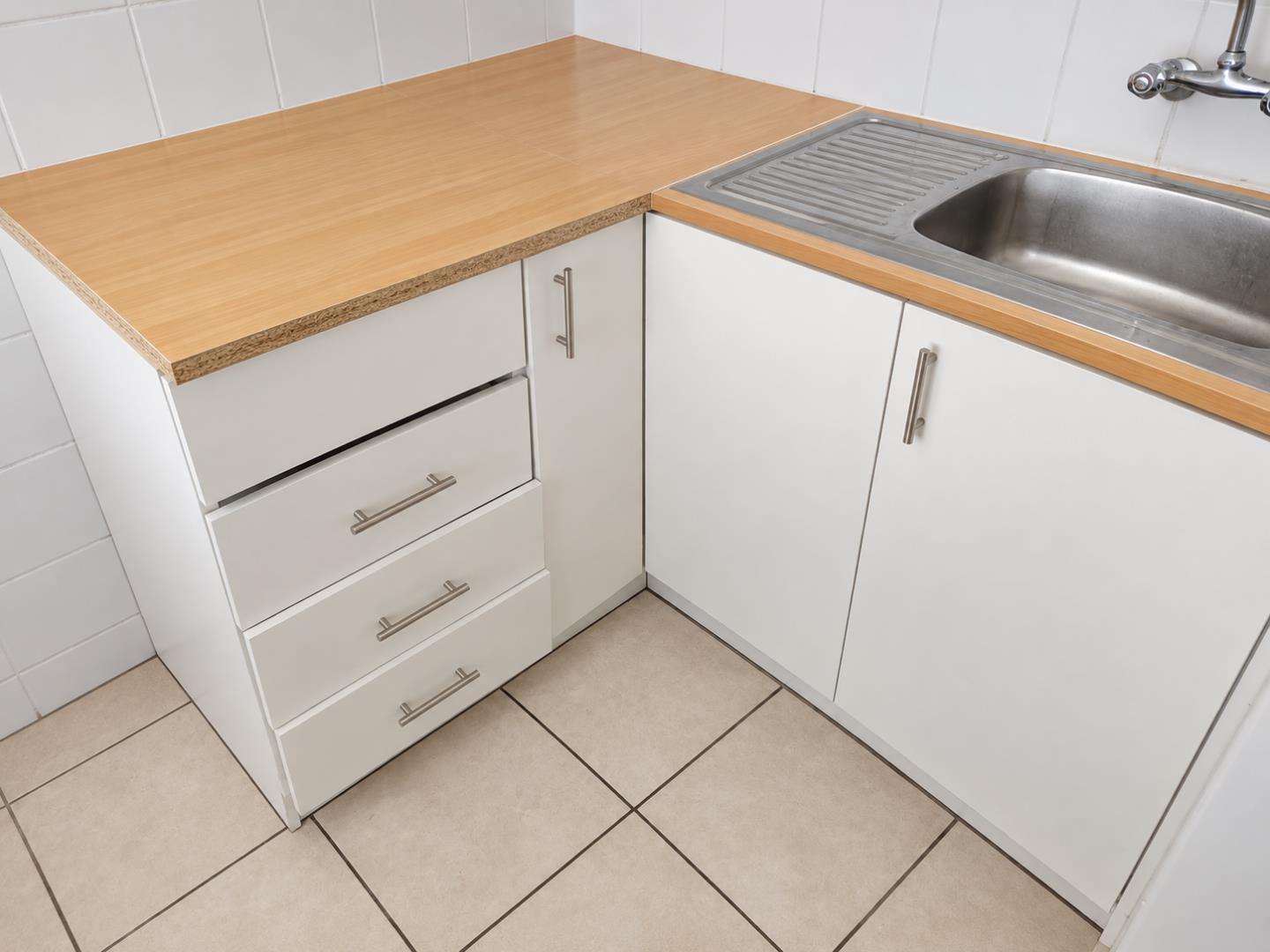 769803_Minimal_White-Tiled_Kitchen_Corner.png