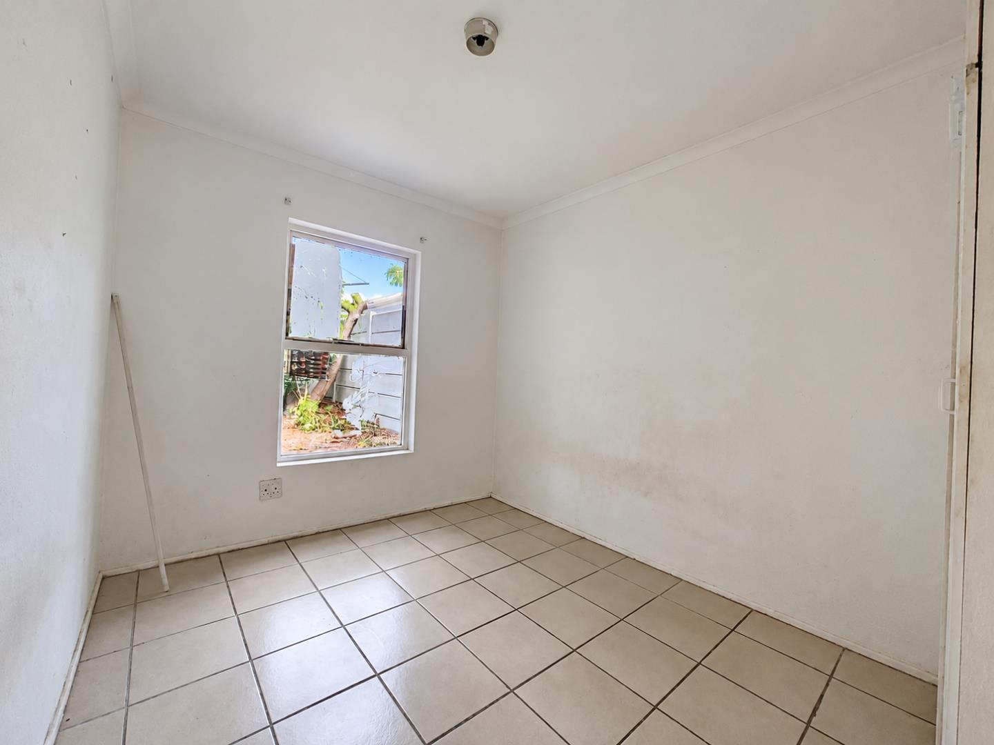 769853_Bright_Empty_Room_with_Window_Light.png