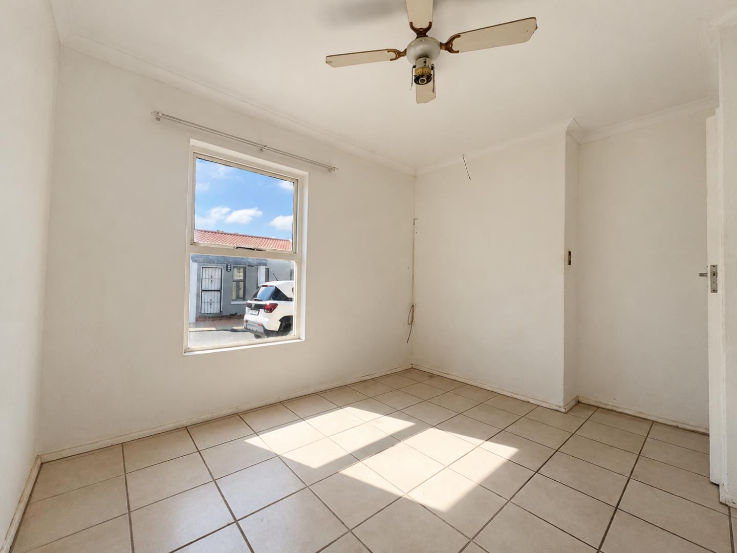 769853_Empty_Sunlit_Room_with_Ceiling_Fan.png