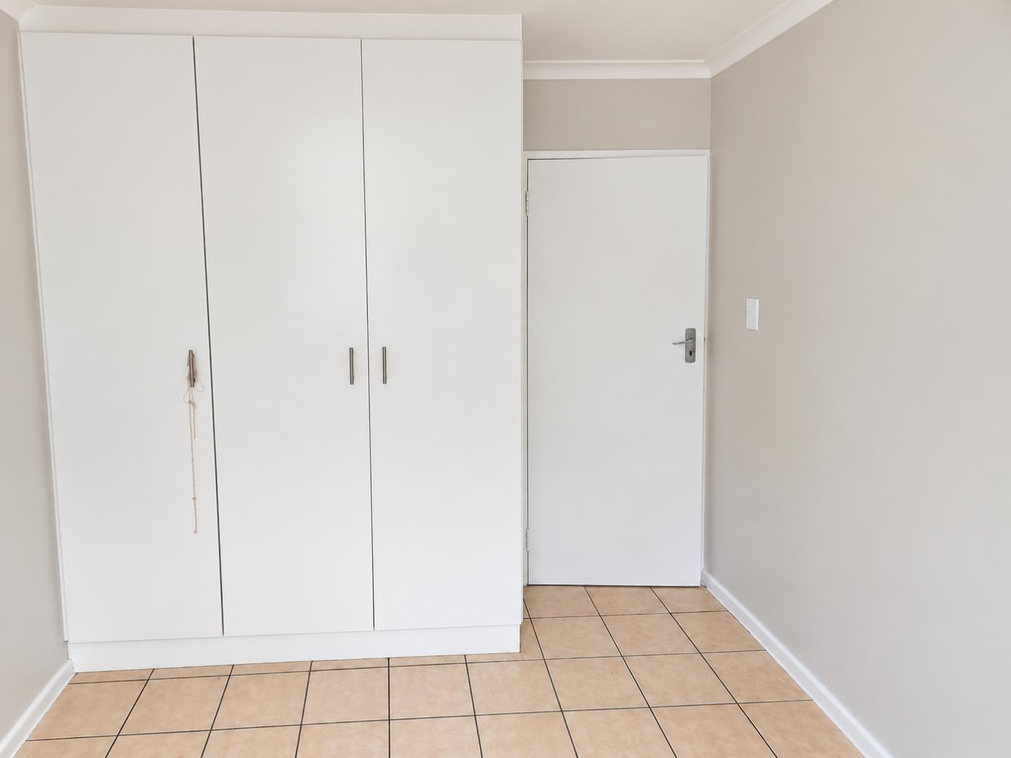 769856_Minimalist_White_Wardrobe_and_Door.png