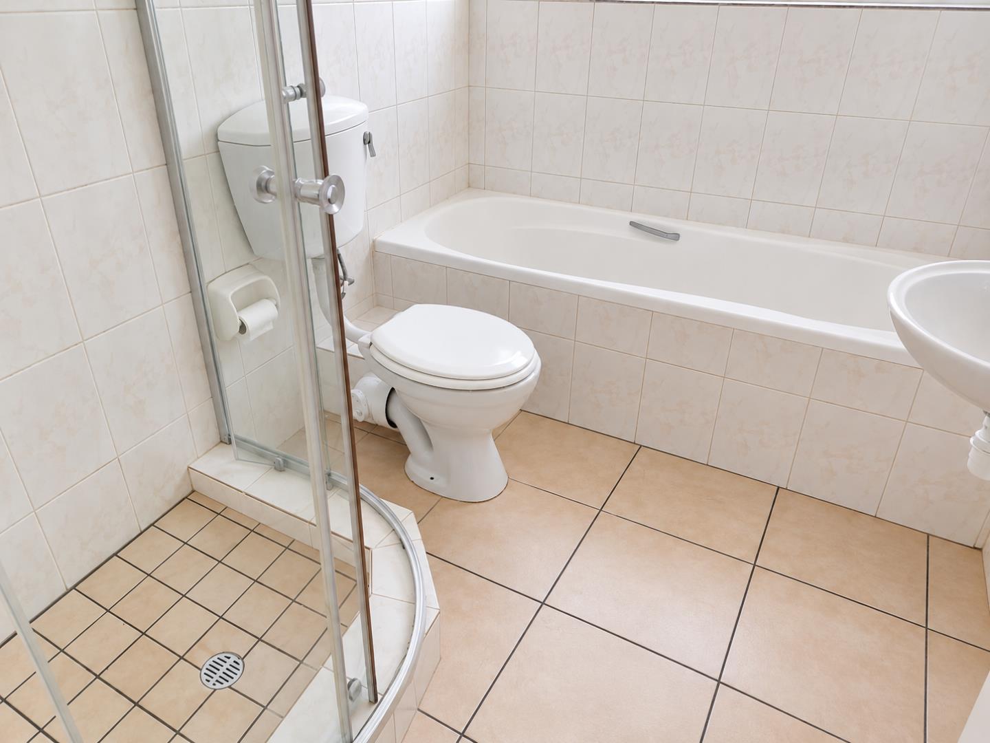 769856_Spotless_Neutral-Toned_Bathroom.png