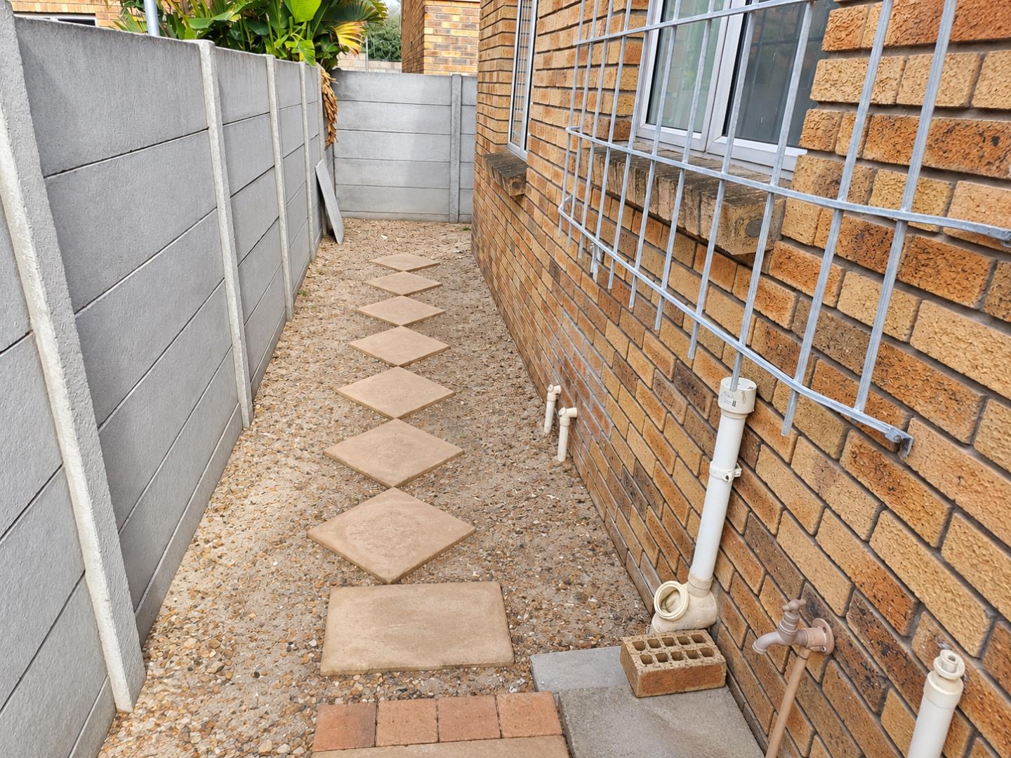 769856_Tidy_Brick_House_Side_Passageway.png
